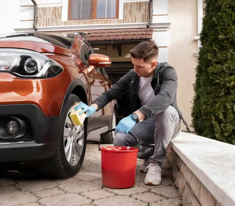 Lavage auto à domicile Sébrazac : professionnel intervenant sur un véhicule